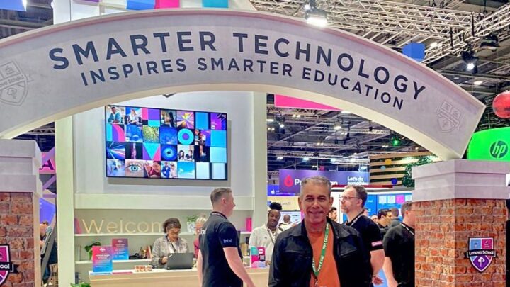 Secretário de Educação de Timbó participa de Feira Internacional de tecnologia educacional em Londres
