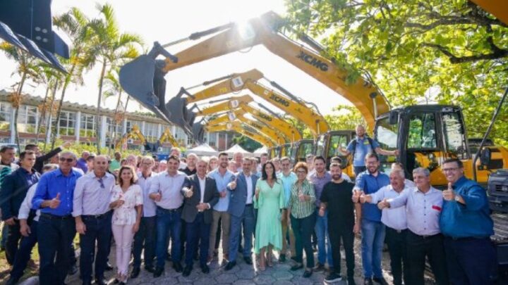 Carlos Moisés entrega máquinas agrícolas a 75 municípios de Santa Catarina