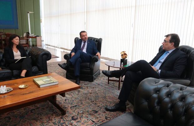 Governador debate impactos da guerra na Ucrânia para SC com ministro das Relações Exteriores