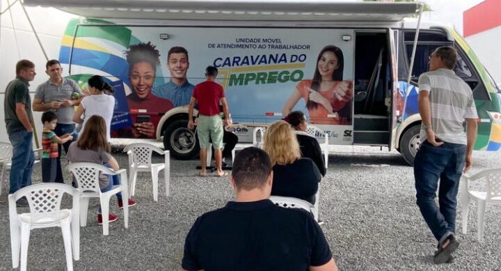 Caravana do Emprego realiza mais de 250 encaminhamentos em Timbó