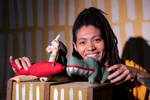 Lançamento da peça de teatro em formato digital “Aquelas Que Moram Nela” ocorre no dia 27 de abril Lançamento da peça de teatro em formato digital “Aquelas Que Moram Nela” ocorre no dia 27 de abril