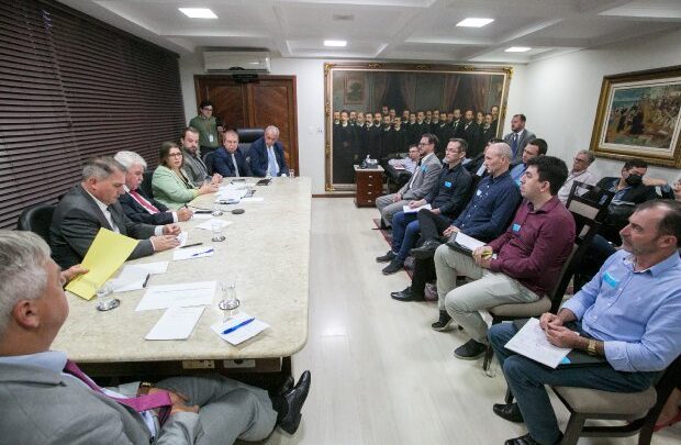 Governo do Estado apresenta proposta para reinserir leite longa vida na cesta básica