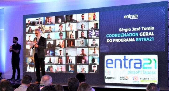 Entra21: Aula Magna reúne autoridades estaduais em Blumenau