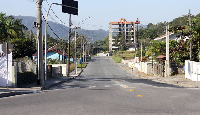 Prefeitura de Timbó realiza serviço de recuperação de pavimentação na Rua Amazonas