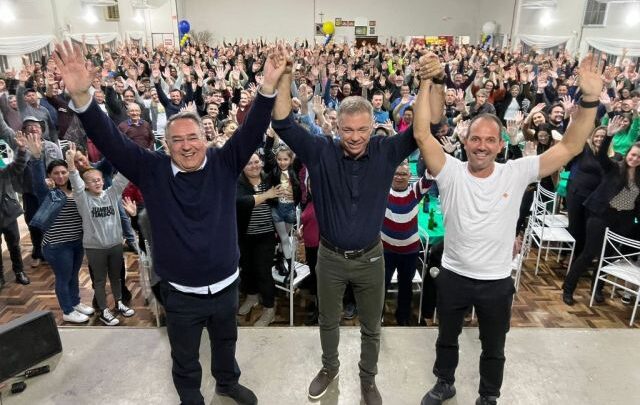 Grande evento em Timbó atrai multidão para ouvir Laércio, Gean, Colombo e Paulinho