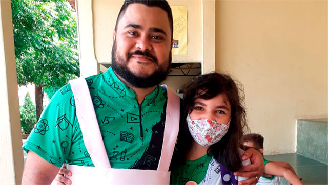 Recém-formado na UNIASSELVI cria colete artesanal para apoiar menina que sofria bullying Recém-formado na UNIASSELVI cria colete artesanal para apoiar menina que sofria bullying