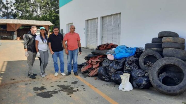 Prefeitura de Indaial recolhe aproximadamente 1 tonelada de lixo na ação de limpeza realizada entre a Secretaria de Saúde e Secretaria de Urbanização e Meio Ambiente neste sábado