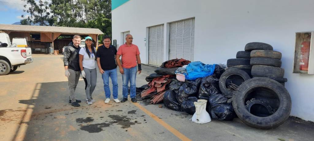 Prefeitura de Indaial recolhe aproximadamente 1 tonelada de lixo na ação de limpeza realizada entre a Secretaria de Saúde e Secretaria de Urbanização e Meio Ambiente neste sábado Prefeitura de Indaial recolhe aproximadamente 1 tonelada de lixo na ação de limpeza realizada entre a Secretaria de Saúde e Secretaria de Urbanização e Meio Ambiente neste sábado