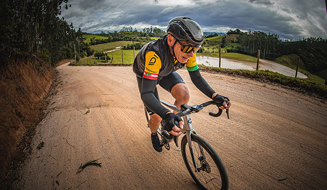 Márcio May pedala trecho de Gravel na 6ª etapa do desafio