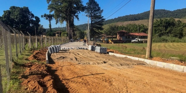 Ascurra – Iniciada pavimentação de trecho da Via Vêneto, no bairro Guaricanas
