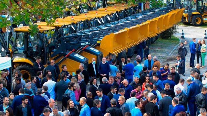 Governo do Estado entrega máquinas agrícolas a 99 municípios de Santa Catarina