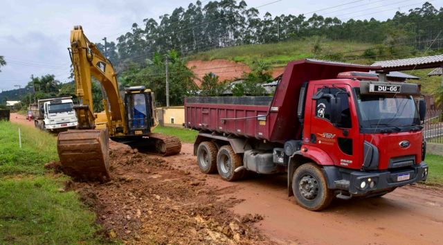 Máquinas na pista! Iniciaram as obras de pavimentação da Rua Indaial, no bairro Ilse