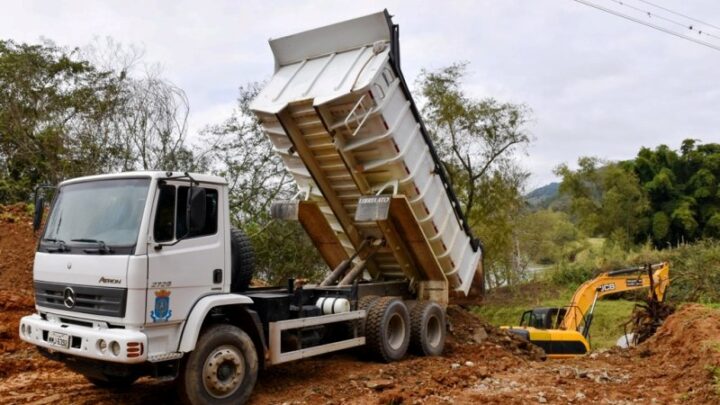 Construção de desvio provisório está em ritmo acelerado no bairro Guaricanas, em Ascurra