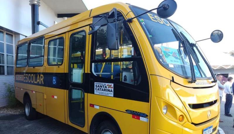 Governo do Estado entrega mais 33 ônibus escolares com investimento de R$ 8,17 milhões