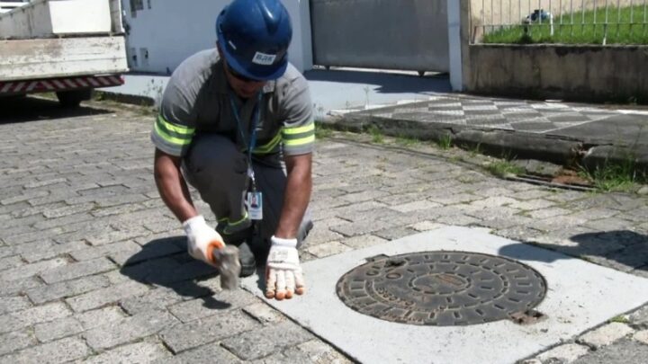 BRK realiza serviços em poços de visita, nos Bairros Salto e Fortaleza