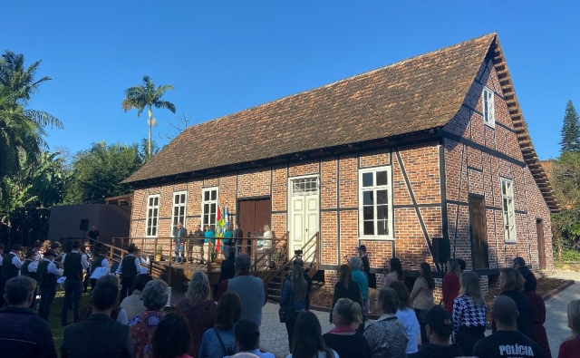 Restauro e ampliação da Antiga Escola Urbana de Timbó é entregue à comunidade