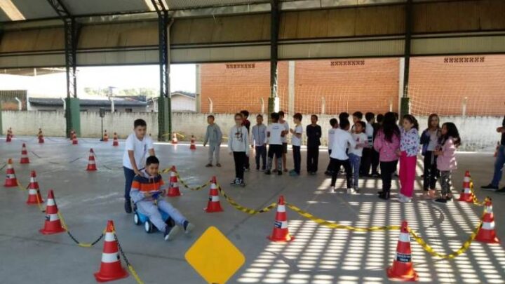 Indaial – EBM Leopoldo Simão promove dinâmica sobre trânsito seguro em parceria com o Demuttin