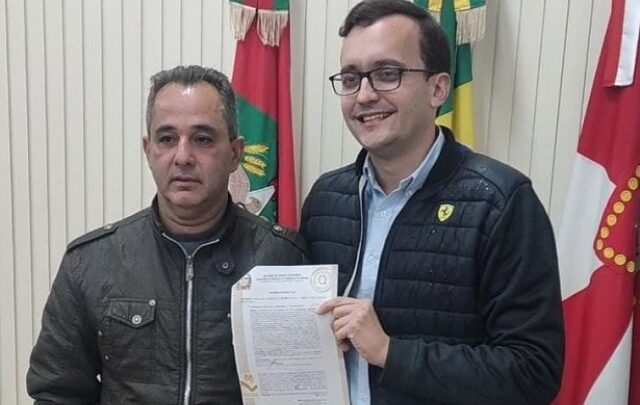 Novas famílias são beneficiadas com a entrega de escrituras pelo Programa Regularize Indaial