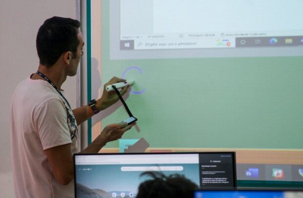 Governo do Estado investe R$ 8,57 milhões para instalar lousas digitais em todas as salas de Ensino Médio de 36 escolas
