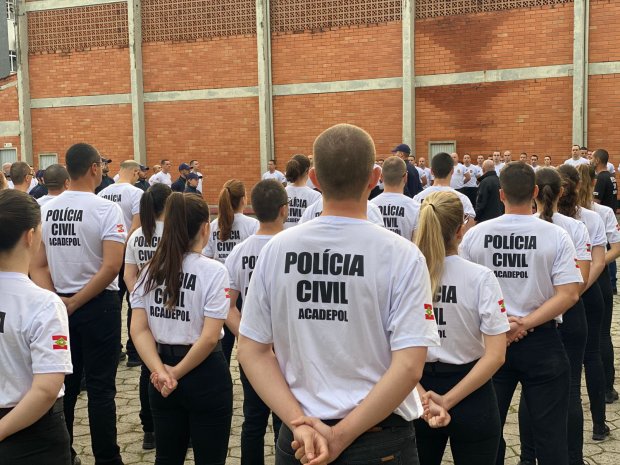 Polícia Civil começa curso de Formação Inicial para 160 novos agentes e escrivães em SC Polícia Civil começa curso de Formação Inicial para 160 novos agentes e escrivães em SC