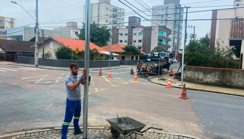 Indaial – Prefeitura inicia instalação de novos semáforos entre as Ruas Tubarão e das Nações