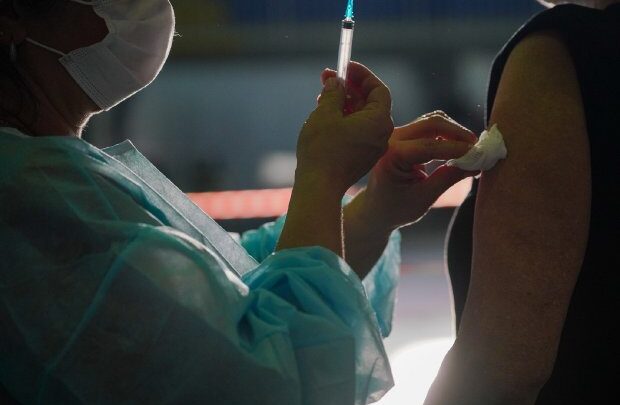 Vacinação em SC: maiores de 40 anos já podem tomar a segunda dose de reforço contra a Covid-19