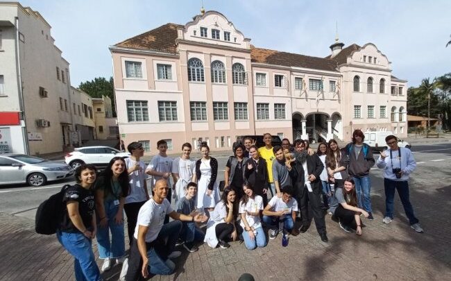 Escola S de Blumenau promove caminhada cultural pelo Centro Histórico