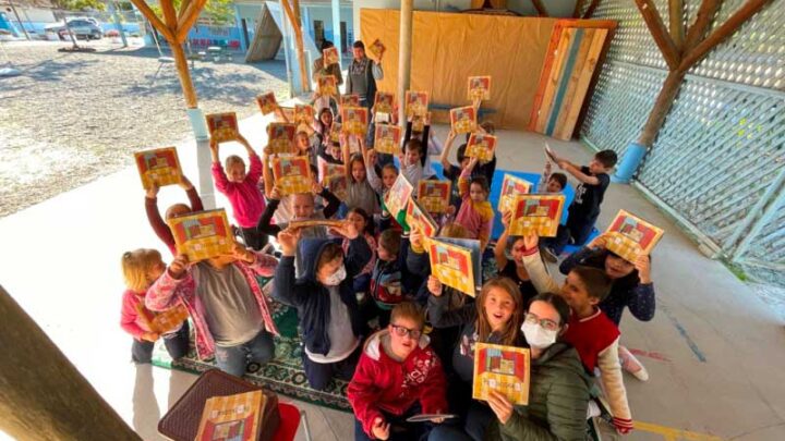 Artistas Natália Curioletti e Mauricio Huber encantam cerca de 300 crianças em apresentação de obra de literatura infantil em escolas de Blumenau