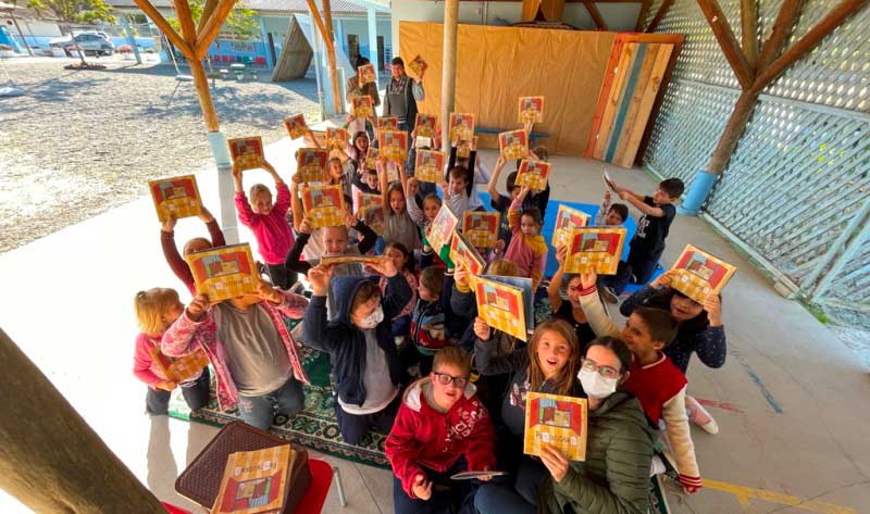 Artistas Natália Curioletti e Mauricio Huber encantam cerca de 300 crianças em apresentação de obra de literatura infantil em escolas de Blumenau Artistas Natália Curioletti e Mauricio Huber encantam cerca de 300 crianças em apresentação de obra de literatura infantil em escolas de Blumenau
