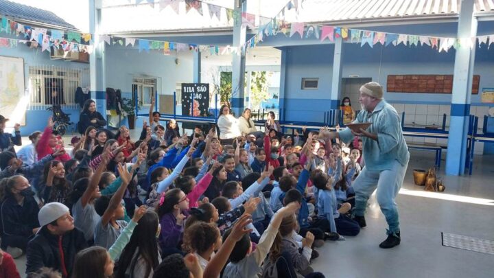 Projeto Circulação de História, do artista Jean Massanero, faz sucesso nas apresentações em escolas de Blumenau