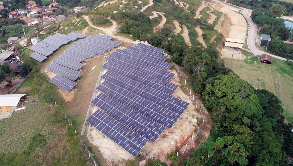 Empresa catarinense aposta em usina solar para produzir energia limpa e mais barata