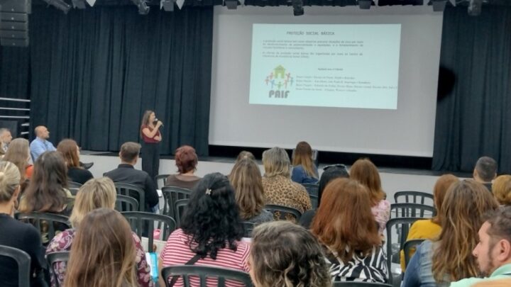 Secretaria de Educação reúne cerca de 90 profissionais em encontro com representantes de outras instituições