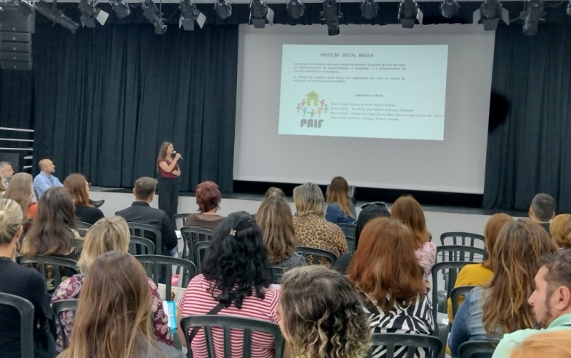 Secretaria de Educação reúne cerca de 90 profissionais em encontro com representantes de outras instituições