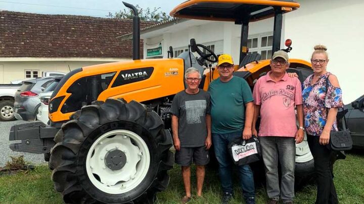 Indaial – Secretaria de Agricultura amplia frota com aquisição de novo trator para a patrulha agrícola mecanizada
