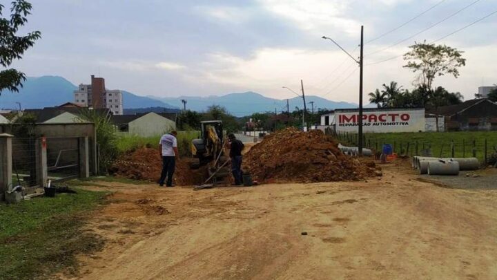 Pavimenta Timbó – Rua Brasília começa a receber drenagem para pavimentação