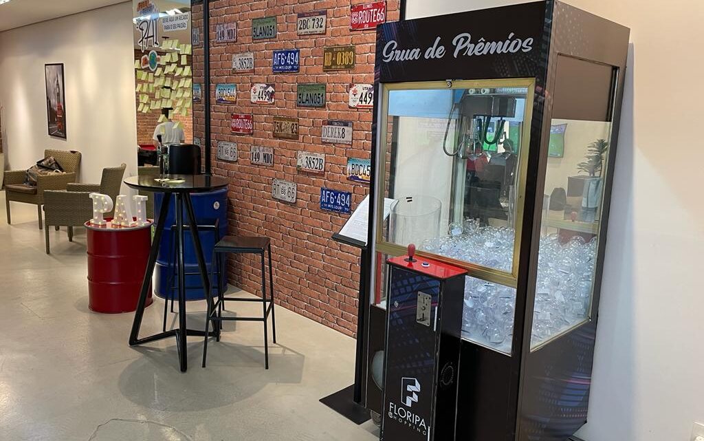 Inédito: grua de prêmios faz parte das ações de Dia dos Pais no Floripa Shopping