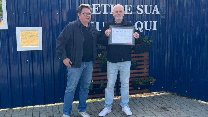 Prefeitura de Indaial entrega “Selo Verde” à empresa RH Empreendimentos