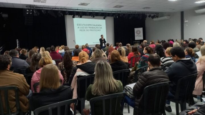 Entrevistadores da Escuta Especializada em Indaial recebem capacitação