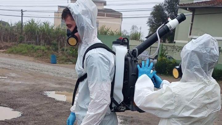 Equipe do Programa de Combate à Dengue de Indaial realiza ação de pulverização no bairro Benedito neste último sábado