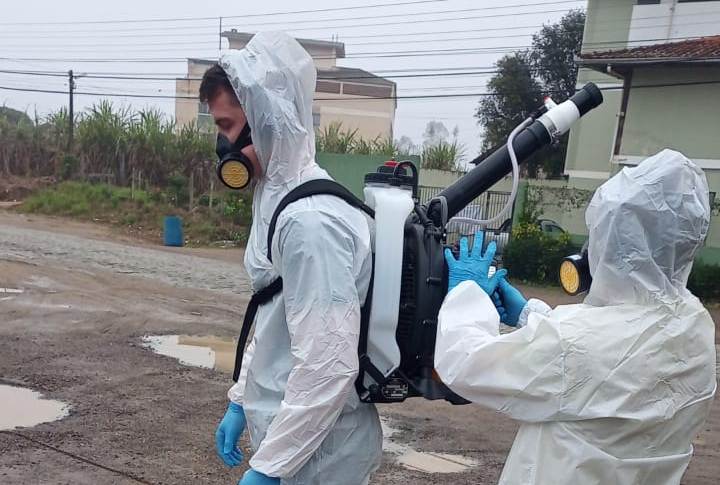 Equipe do Programa de Combate à Dengue de Indaial realiza ação de pulverização no bairro Benedito neste último sábado