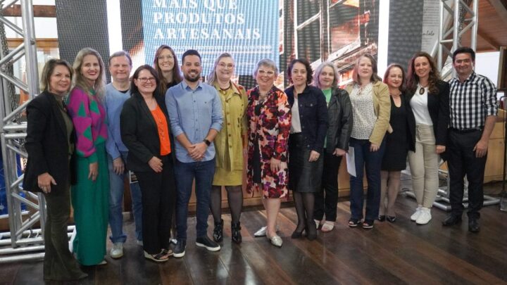 Artesãs de Timbó lançam catálogo de produtos artesanais com a identidade cultural do município