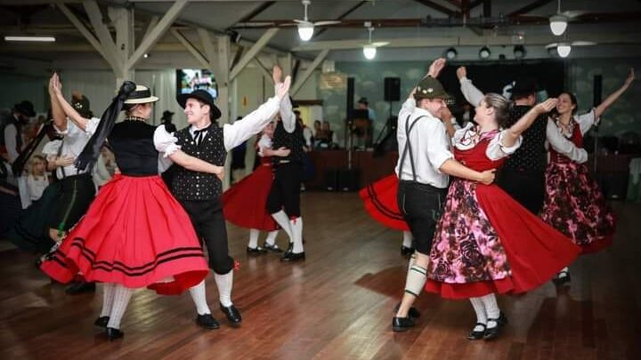 Grupo Folclórico Badenfurt faz apresentações de dança em espaços públicos de Blumenau neste fim de semana
