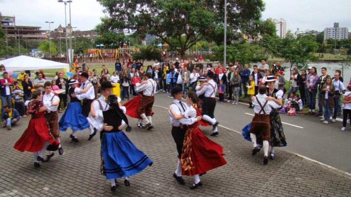 Grupo Folclórico Badenfurt se apresenta na Rota de Lazer, em Blumenau, neste domingo