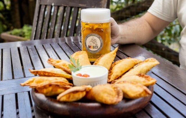 Oktoberfest | Com obrigatoriedade de oferecer também bebida sem álcool, cervejaria dobra produção dessas cervejas