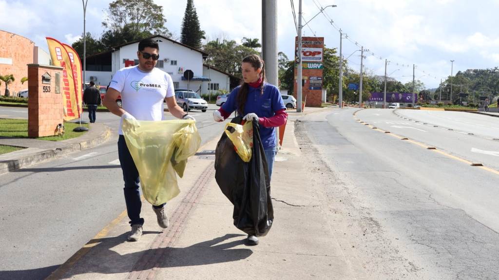 Dia Mundial da Limpeza l Ação em Pomerode (SC) retira 800 quilos de resíduos das ruas da cidade Dia Mundial da Limpeza l Ação em Pomerode (SC) retira 800 quilos de resíduos das ruas da cidade