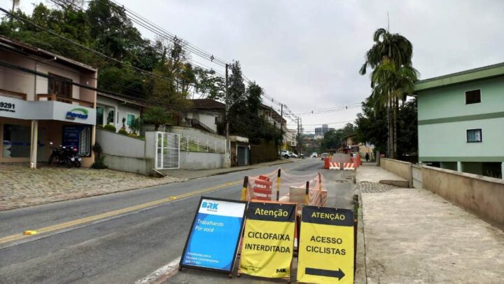 Blumenau – Implantação da rede coletora de esgoto na rua dos Caçadores continua em novo trecho nesta quarta-feira (28/9)