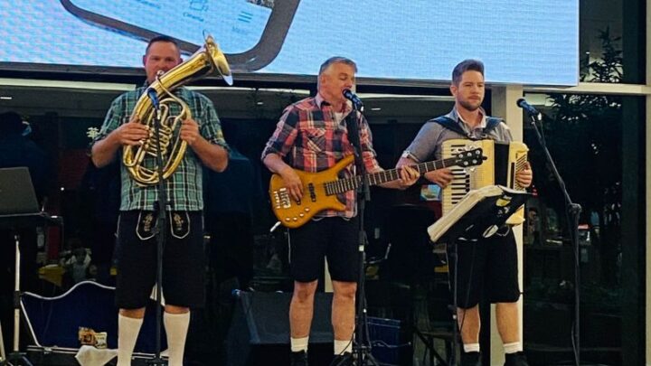 Bandas históricas da Oktoberfest fazem show e participam de desfile no Norte Shopping