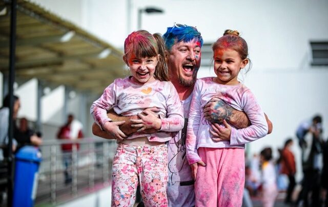 Blumenau recebe Festa das Cores com temática de Halloween
