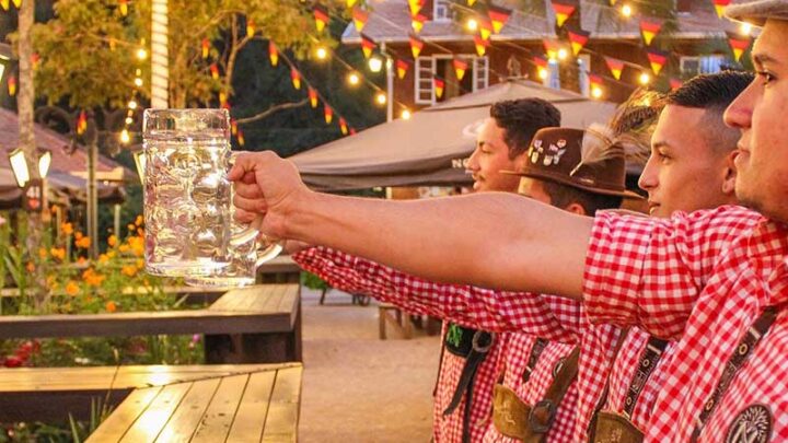 Clima de Oktoberfest já começou em Blumenau (SC): bar que celebra cultura alemã tem programação inédita em outubro