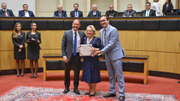 Dona Erna Scheidt recebe a Comenda do Legislativo Catarinense